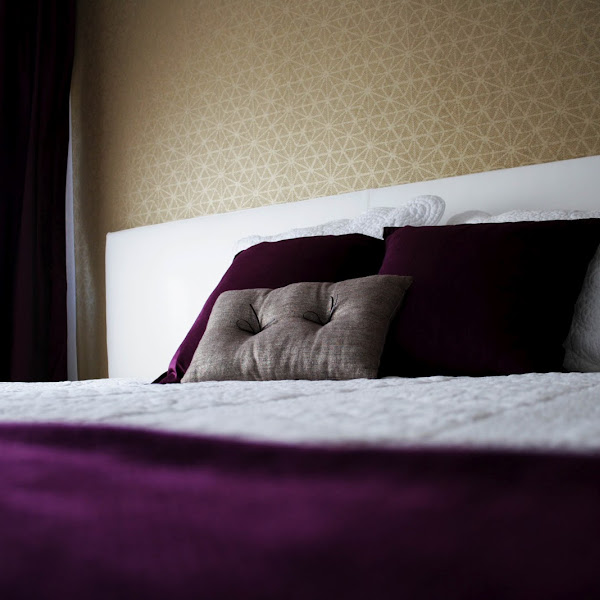 Dormitorio en oro y purpura. / Gold and purple | Decoración