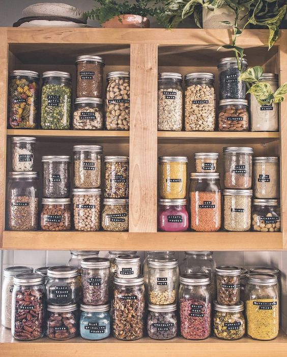 How To Organize Your Pantry Using Mason Jars / Home Decor & Weddings