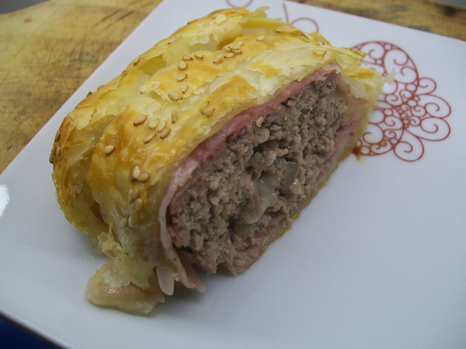 Rolo de carne com massa folhada Bacon Cheeseburger Wellington
