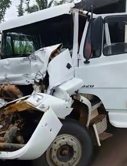 Acidente entre Jaru e Ariquemes envolve 4 caminhões na BR 364 e deixa motorista gravemente ferido