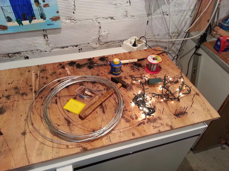 materiales necesarios para las bolas luminosas escaparate navideño