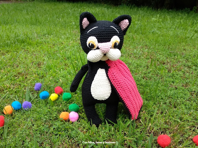 Con hilos, lanas y botones: el gato Samaín amigurumi (patrón Cucapuntoes)"