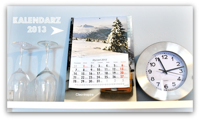 kalendarz w kuchni na półce