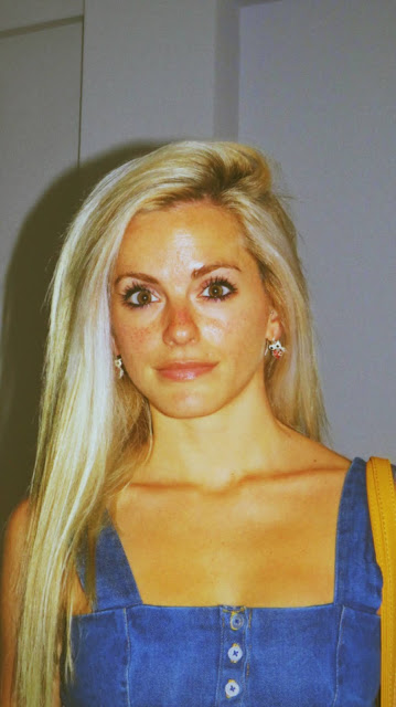 Alejandra Colomera con top vaquero, falda vaquera y cinturón estilo azteca recreando un look de los 2000