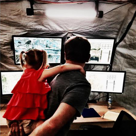 Photo : ほら、パパはこんな仕事してるんだよと、ひとり娘のエヴァちゃんに職場を見せてあげたジェレミー・レナー ! !
