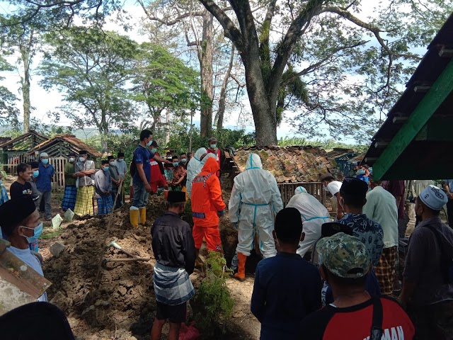 Bergejala Batuk, Seorang Warga Kecamatan Mranggen Dimakamkan Secara Protokol Covid-19