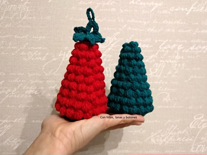 Con hilos, lanas y botones: Árbol de Navidad de ganchillo en punto bobble (patrón gratis)