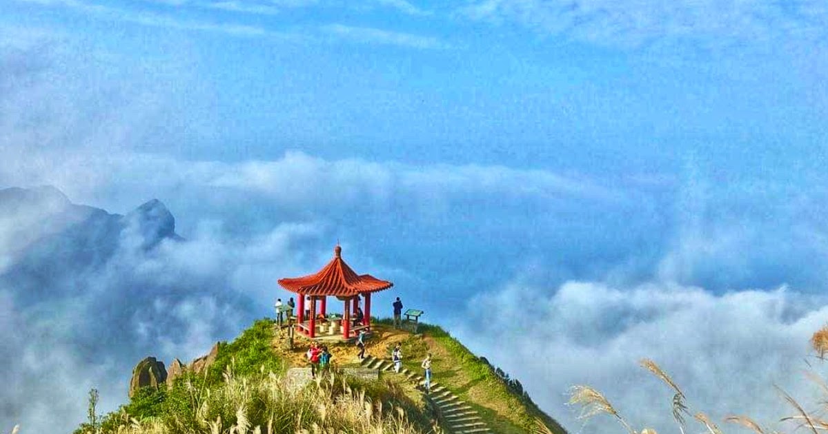 Climb the Teapot Mountain and reward yourself a sea of clouds view in
