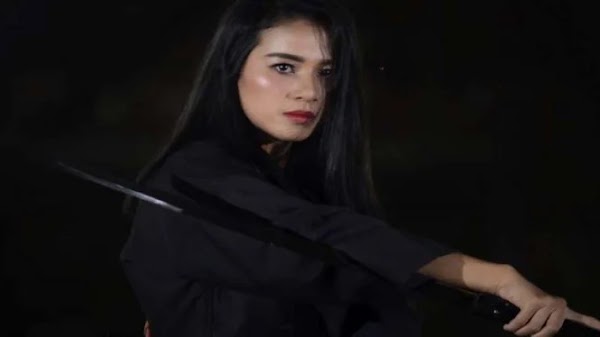 Geger, Pesilat Cantik Indonesia Pamer Ilmu Memalu Paku Pakai Tangan