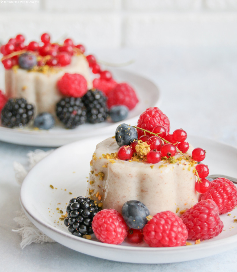 veganer Sommergrießbrei mit Beeren