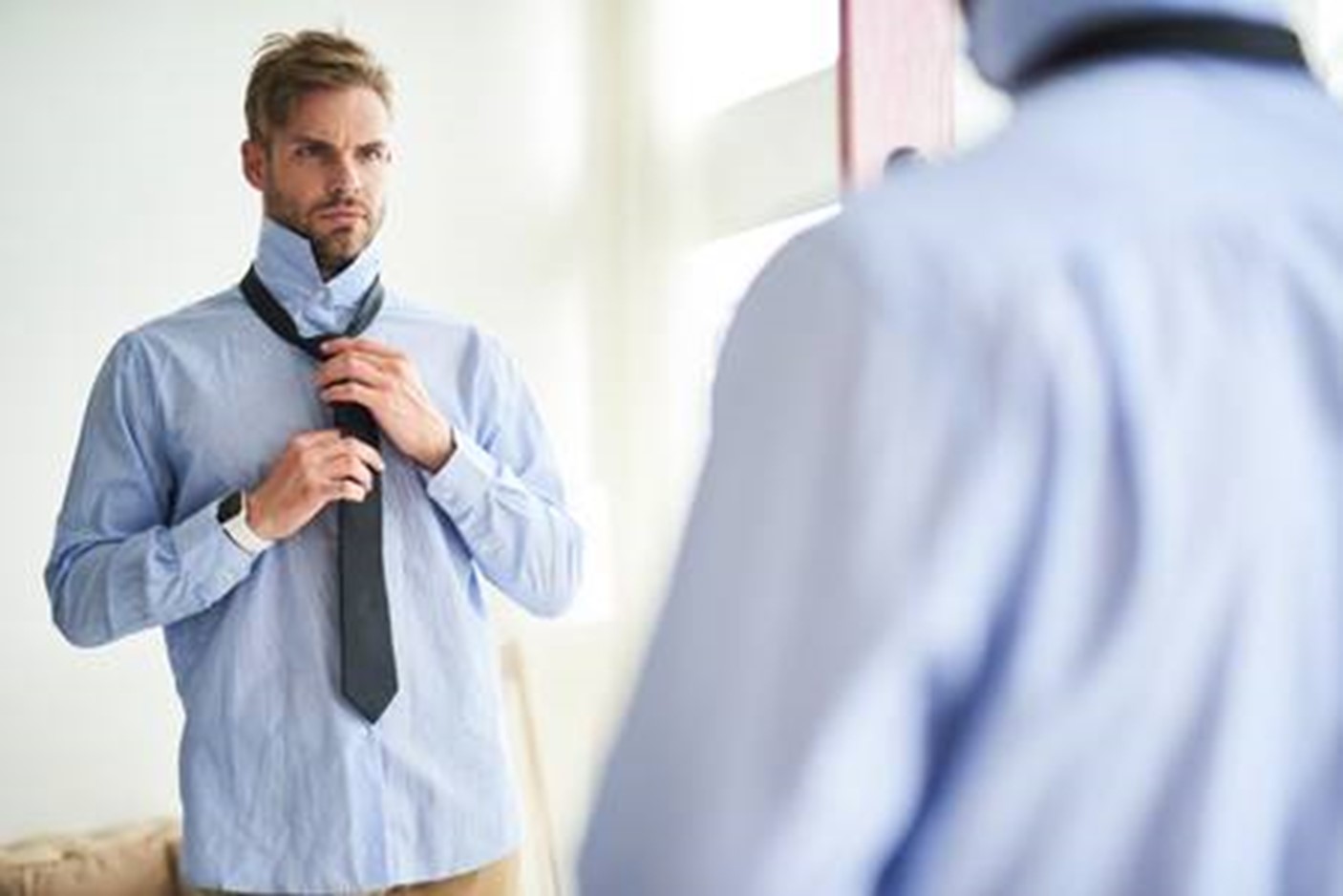 примерка одежды. мужчина одевает пальто женщине. мужчина надевает. мужчина в рубашке. мужчина надевает.