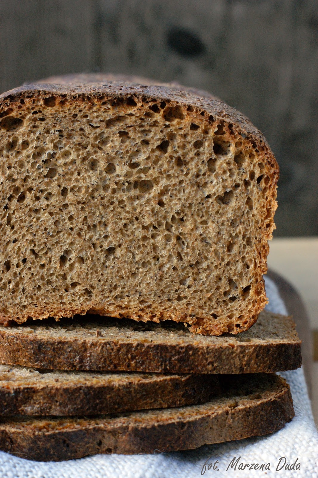 zacisze kuchenne: Czarny chleb Hamelmana z dodatkiem czerstwego pieczywa
