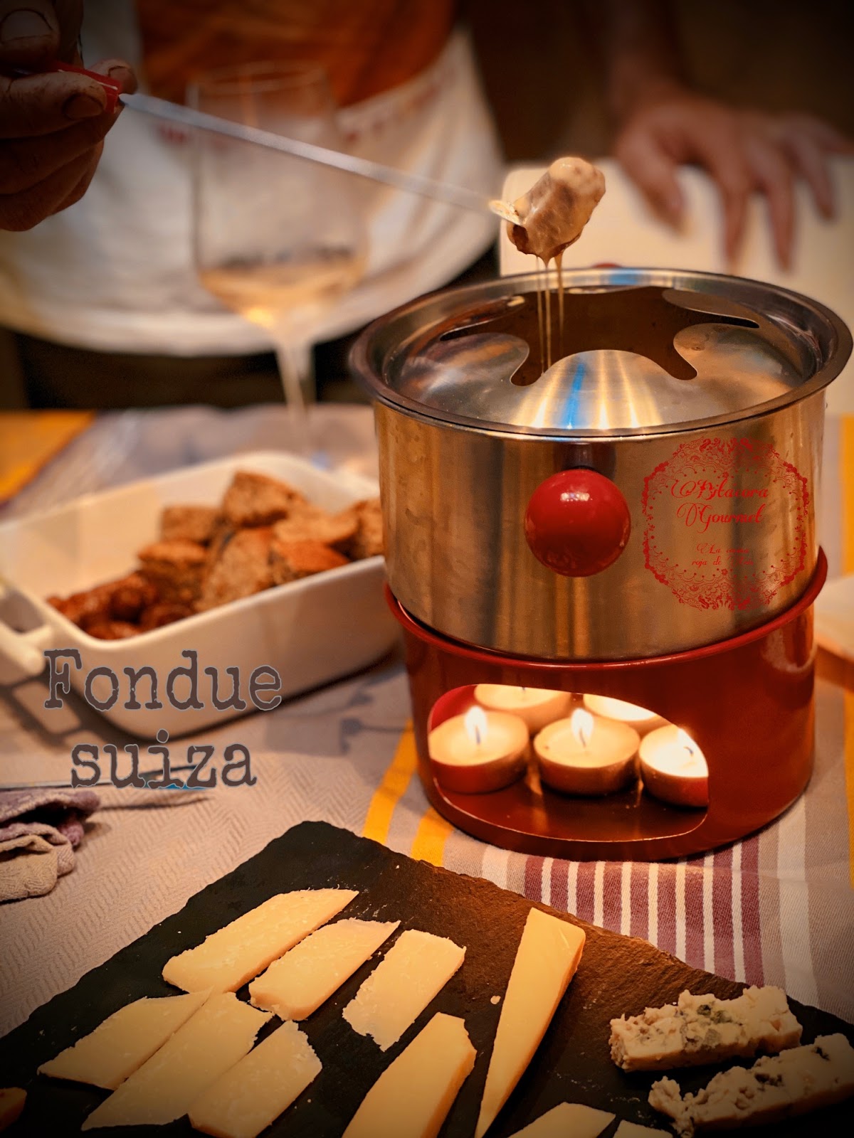 Cómo hacer una Fondue clásica de queso suiza