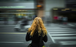 Giovane che attraversa la strada