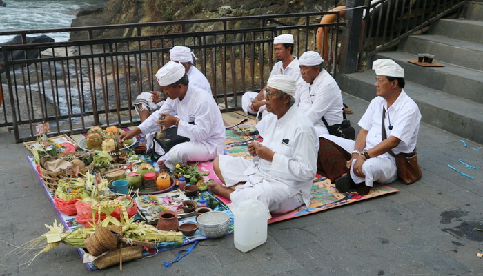 Sucikan Kawasan DTW Tanah Lot, Manajemen Gelar Upacara Pecaruan