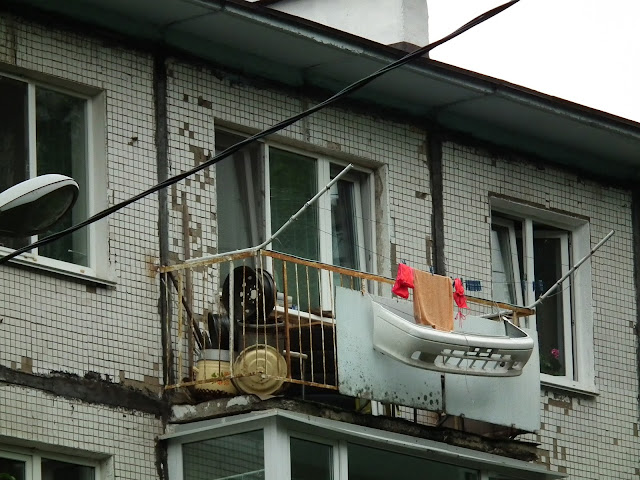  Вот такой гниющий балкон с кучей падающих вещей