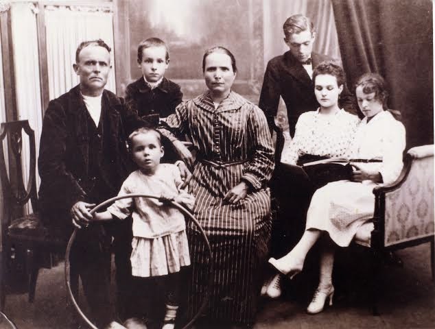 Souvenirs de la mode enfantine: Les années 1920, Photo de famille