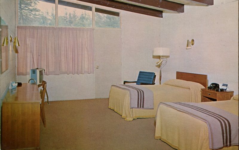 24 Amazing Photos Show Interiors of Canadian Hotels' Rooms in the 1950s