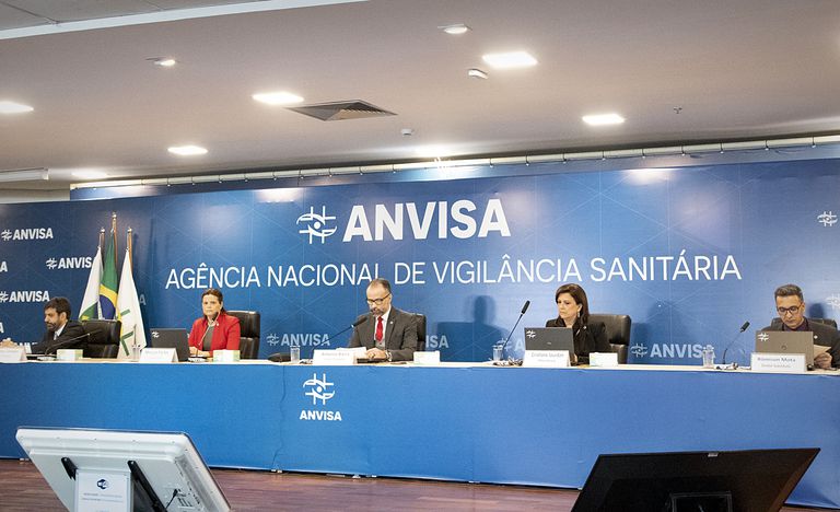 A INSANIDADE tomou conta do Brasil: Vacina Covid é liberada para experimento em massa e sem dados de segurança a longo prazo A INSANIDADE tomou conta do Brasil: Vacina Covid é liberada para experimento em massa e sem dados de segurança a longo prazo