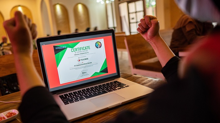 Berkontribusi dalam Penanganan Dampak Covid-19, Telkomsel Raih Iconomics CSR Award