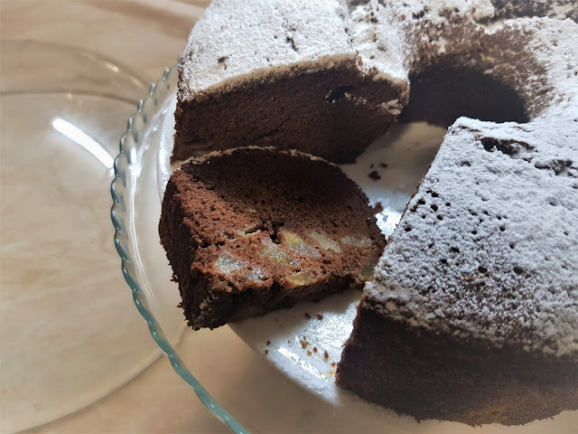 torta al cioccolato e pere con gocce di cioccolato bianco