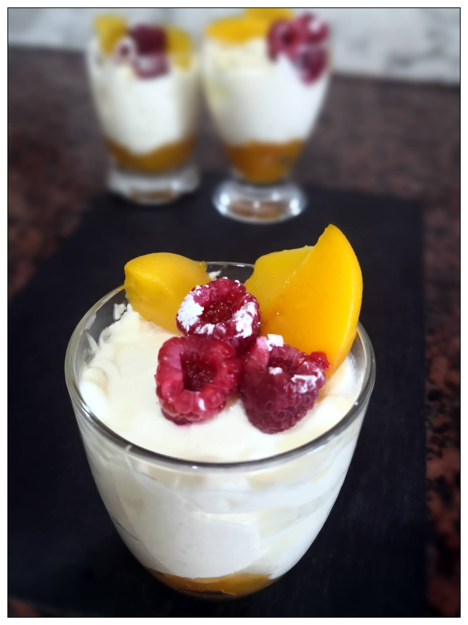 escola de CREMA DE MASCARPONE, YOGURT Y FRUTAS