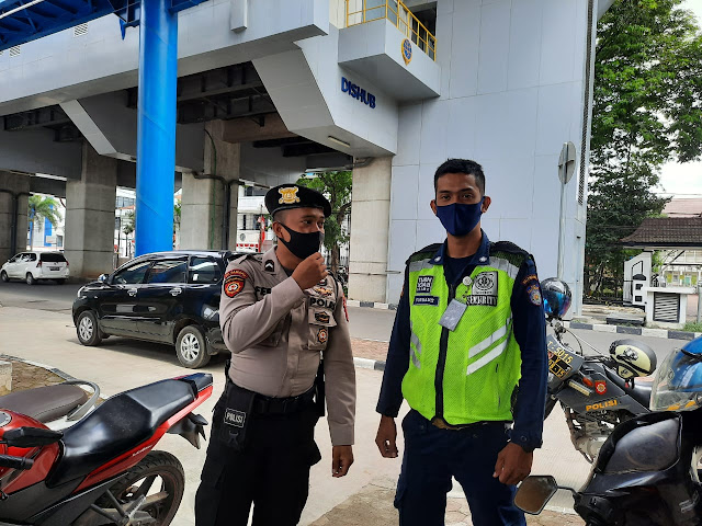 Dit Samapta Polda Sumsel Himbaukan Protokol Kesehatan & Kamtibmas Palembang - majalahglobal.com: Anggota Dit Samapta Polda Sumsel yang tergabung dalam Operasi Mang Pedeka Peduli Kamtibmas Musi - 2020 Melaksanakan Patroli Jalan Kaki dan Patroli Bermotor memberikan himbauan dan mengedukasi masyarakat tentang pentingnya mematuhi protokol kesehatan covid-19 dan himbauan tentang kamtibmas di wilayah kota palembang, sabtu (12/09). Beberapa lokasi yang disambangi oleh Anggota Dit Samapta Polda Sumsel diantaranya: Jalan Sekip, Jalan Sudirman, Boom Futsal dan LRT Dishub. Anggota mengajak masyarakat untuk mentaati protokol kesehatan 3M (Memakai Masker, Menjaga Jarak Aman dan Mencuci Tangan Menggunakan Sabun Dengan Air Yang Mengalir) demi menjaga kesehatan dan memutus mata rantai penyebaran pandemi covid-19. Selanjutnya Anggota Dit Samapta Polda Sumsel juga menghimbau masyarakat tentang kejahatan 3C (Curas, Curat dan Curanmor). Agar selalu waspada dan berhati-hati agar tidak menjadi korban kejahatan karena kejahatan atau kriminalitas bisa terjadi salah satunya adalah adanya kesempatan para pelaku untuk melakukan tindakan kejahatan tersebut. Dampak lainnya bisa juga karena faktor ekonomi apalagi saat ini masyarakat mengalami kesulitan akibat dampak dari pandemi covid-19 yang mengakibatkan lumpuhnya perekonomian masyarakat. Untuk itulah mari kita jaga bersama agar hal tersebut tidak akan terjadi wilayah hukum kota palembang. Masyarakat pun menyambut positif kegiatan yang dilakukan oleh aparat kepolisian untuk memberikan himbauan dan mengedukasi masyarakat tentang pentingnya mematuhi protokol kesehatan covid-19 dan himbauan tentang kejahatan 3C agar situasi kondisi diwilayah hukum kota palembang aman, damai dan kondusif.,pungkas Kabidhumas Polda sumsel Kombes Pol Drs.Supriadi MM.Sabtu 12/09/2020. (Tri Sutrisno)