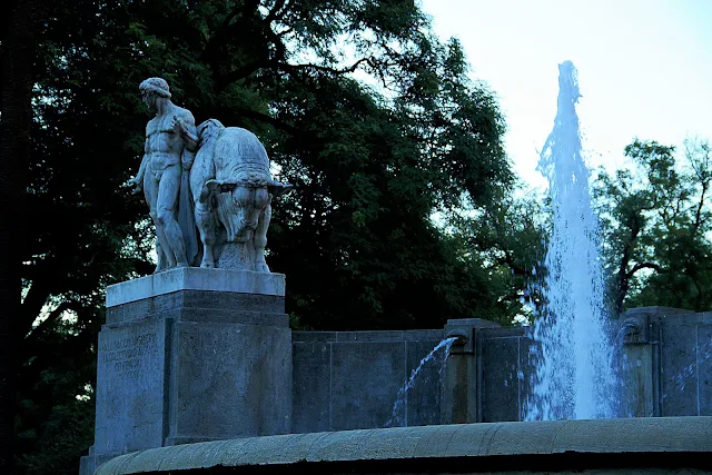 Estatua en Plaza alemania con escultura de un toro.