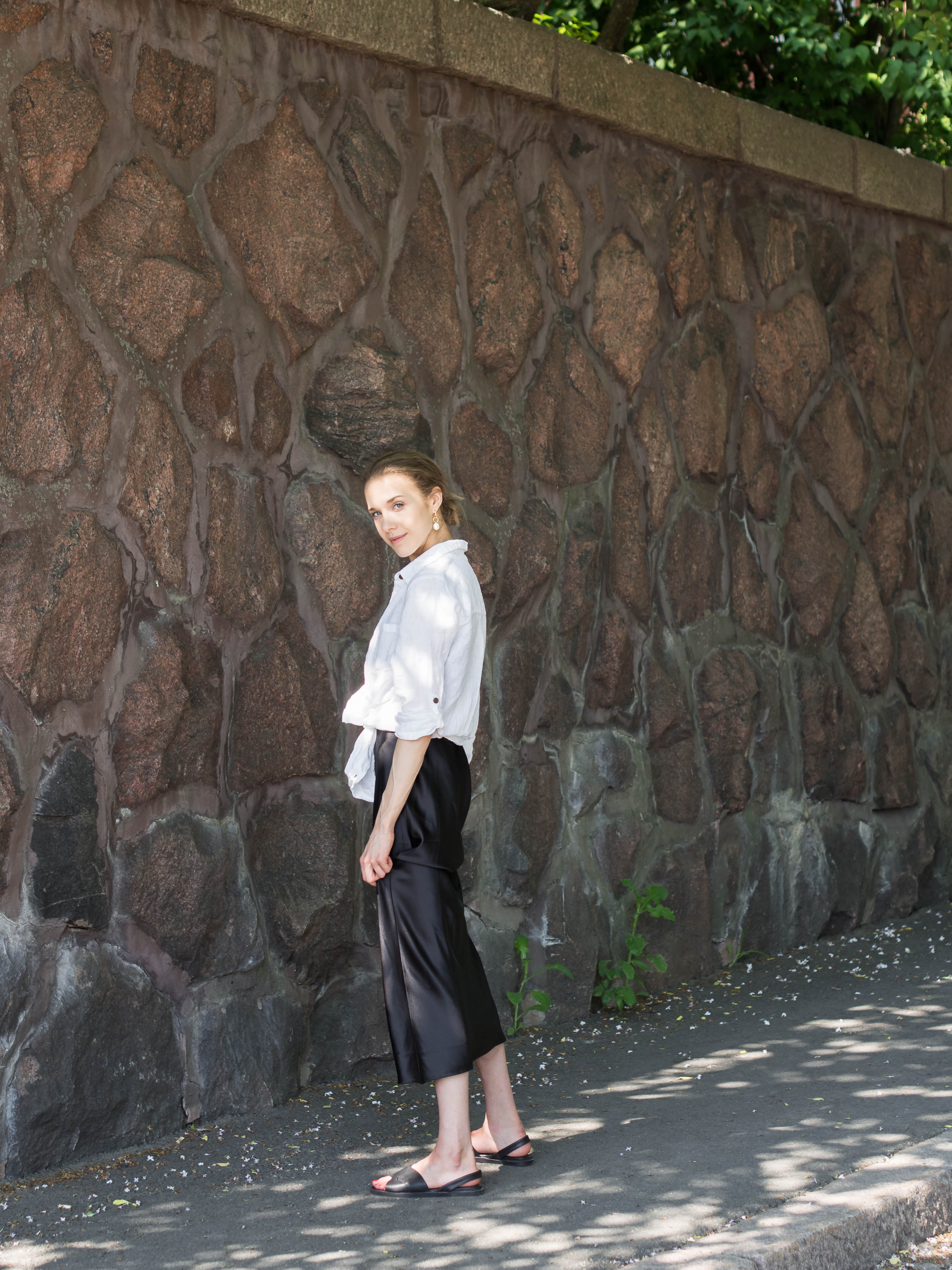 Holiday outfit: slip dress and linen shirt - Loma-asu: silkkimekko ja pellavapaita