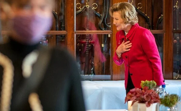 Queen Sonja of Norway received representatives of six cultural organizations, of which she is patron. Queen wore a red blazer