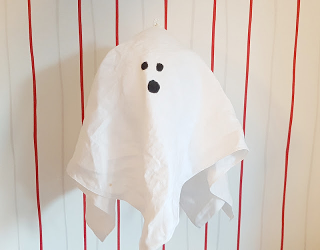 Schwebende Geister: Eine blitzschnelle Last-Minute-Halloween-Deko mit Luftballons basteln. Die Bastelei eignet sich auch als Dekoration für Kindergeburtstage mit dem Motto Gespenster und Grusel-Partys.