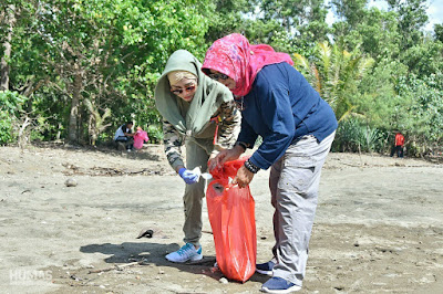 Bersih-Bersih Tempat Wisata, Istri Bupati Trenggalek Ajak Masyarakat Jaga Kebersihan