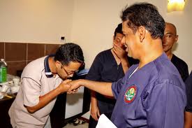 dizpic: LAGI-LAGI MELAYU MENCIUM TANGAN KELING..