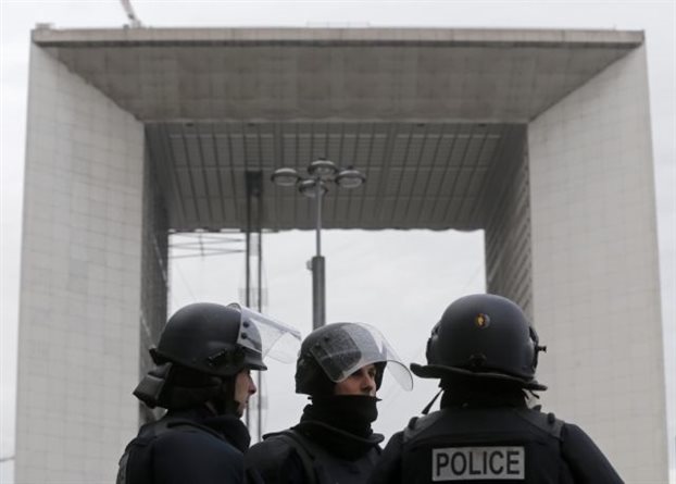 Παρίσι: Σφαίρες και υλικό της ISIS βρέθηκαν σε εφόδους μετά το κλείσιμο τεμένους