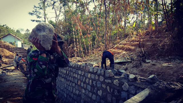 Wujud Kepedulian TNI, Babinsa Karangtalun Bersama Warga Buat Talud Jalan Desa