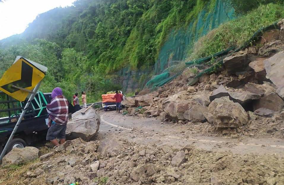 Tebing Setinggi 40 Meter Di Naringgul Ambruk, Akses Jalan Nasional Cianjur - Bandung Sempat Tersendat