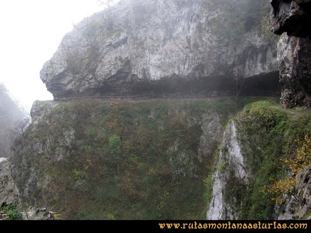 Ruta de las Xanas y Senda de Valdolayés: Sendero de las Xanas entre las rocas