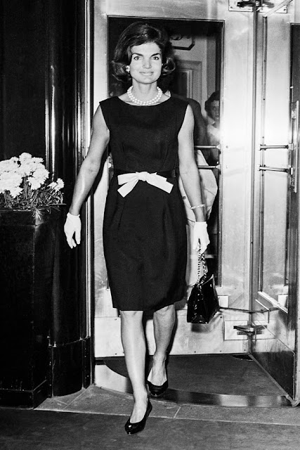 Jackie Kennedy er bildet og ikonet på 60 tallets tidløse klassiske stil Jackie Kennedy i den lille sorte kjolen designet av coco chanel