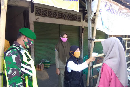   Tekan Penyebaran Virus, Petugas Cegat Pengunjung Pasar Wonosalam di Pintu Masuk