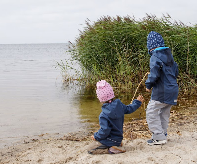 Rund um den Ringkøbing Fjord, Teil 1: Drei Badestellen und eine weiße Kirche. hinter der Kirche bei Ringköbing gibt es eine schöne Stelle zum Baden und Planschen.