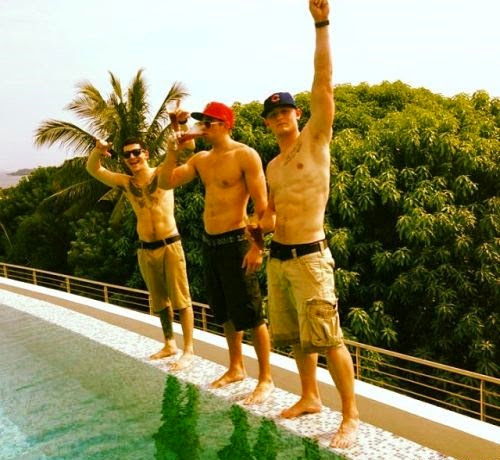 Άντρες ηλιοκαμένοι, γυμνασμένοι το Καλοκαίρι, Πάρα πολλές φωτογραφίες με όμορφους άντρες σε καλοκαιρινή διάθεση