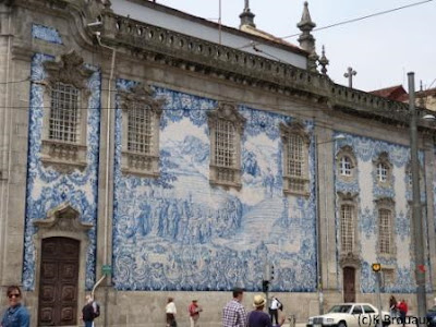 Côté de l'Igreja do Carmo, couvert d'azulejos