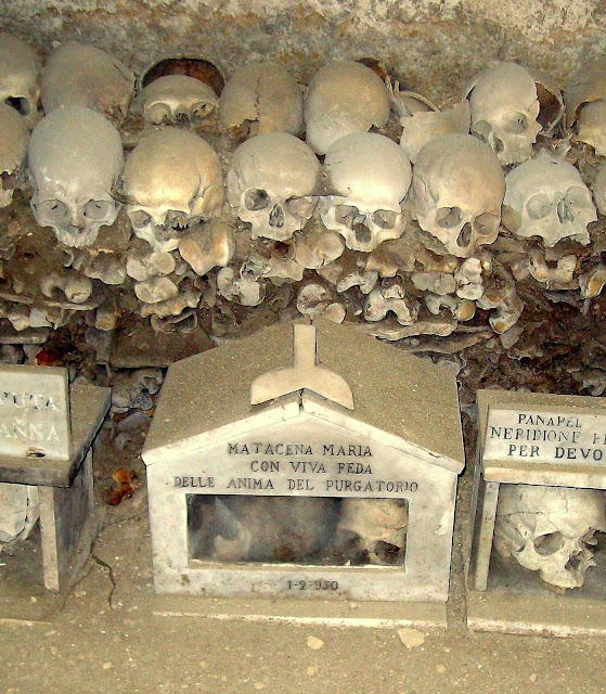 Le cimetière souterrain des Fontanelles à Naples  Zhfff