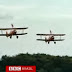 Aos nove anos, duas meninas britânicas praticam wing-walking