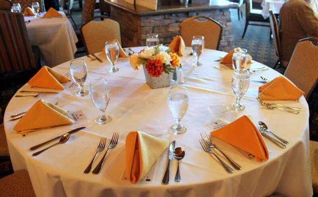 These yellow napkins are so cheerful. What a pretty tablesetting!