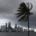 El huracán "Isaías" azota Bahamas de camino hacia Florida
