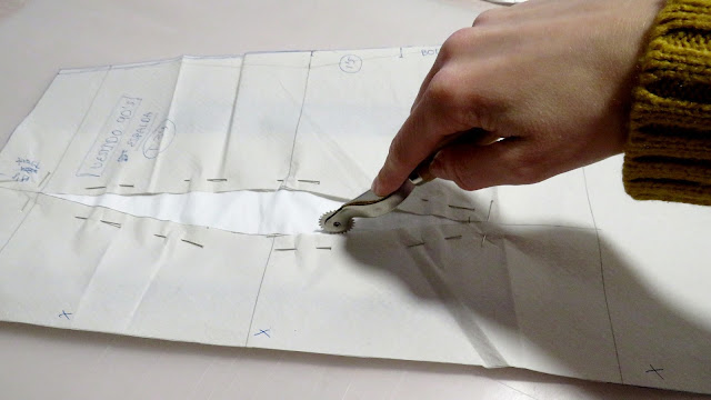 Marcado de pinza en la tela con papel de calco usando la ruleta