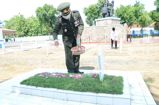 Tabur Bunga Dalam Rangka Memperingati Hari Pahlawan