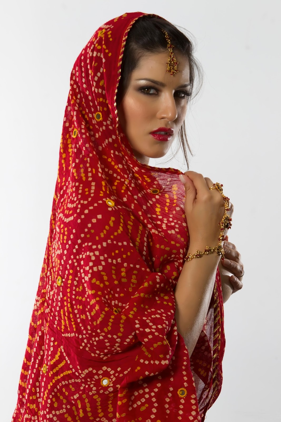 Sunny Leone hot pictures in typical Indian dress, looking gorgeous. 