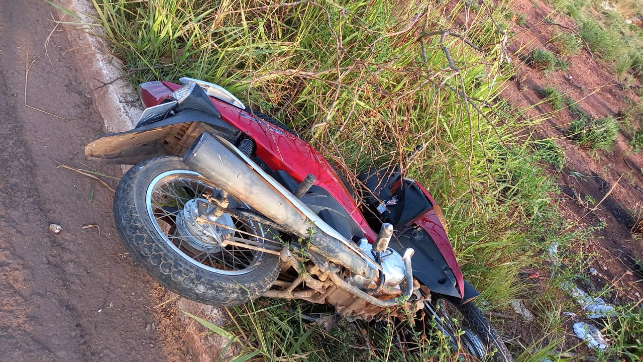 Jovem morre após perder controle de moto e colidir em poste em Parauapebas.